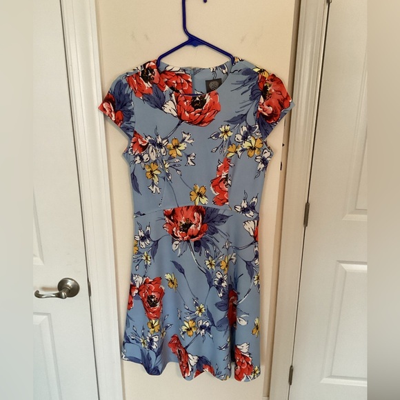 Vince Camuto Dresses & Skirts - Vince Camuto fit and flare cap sleeve dress in blue, red, and yellow. Size 4